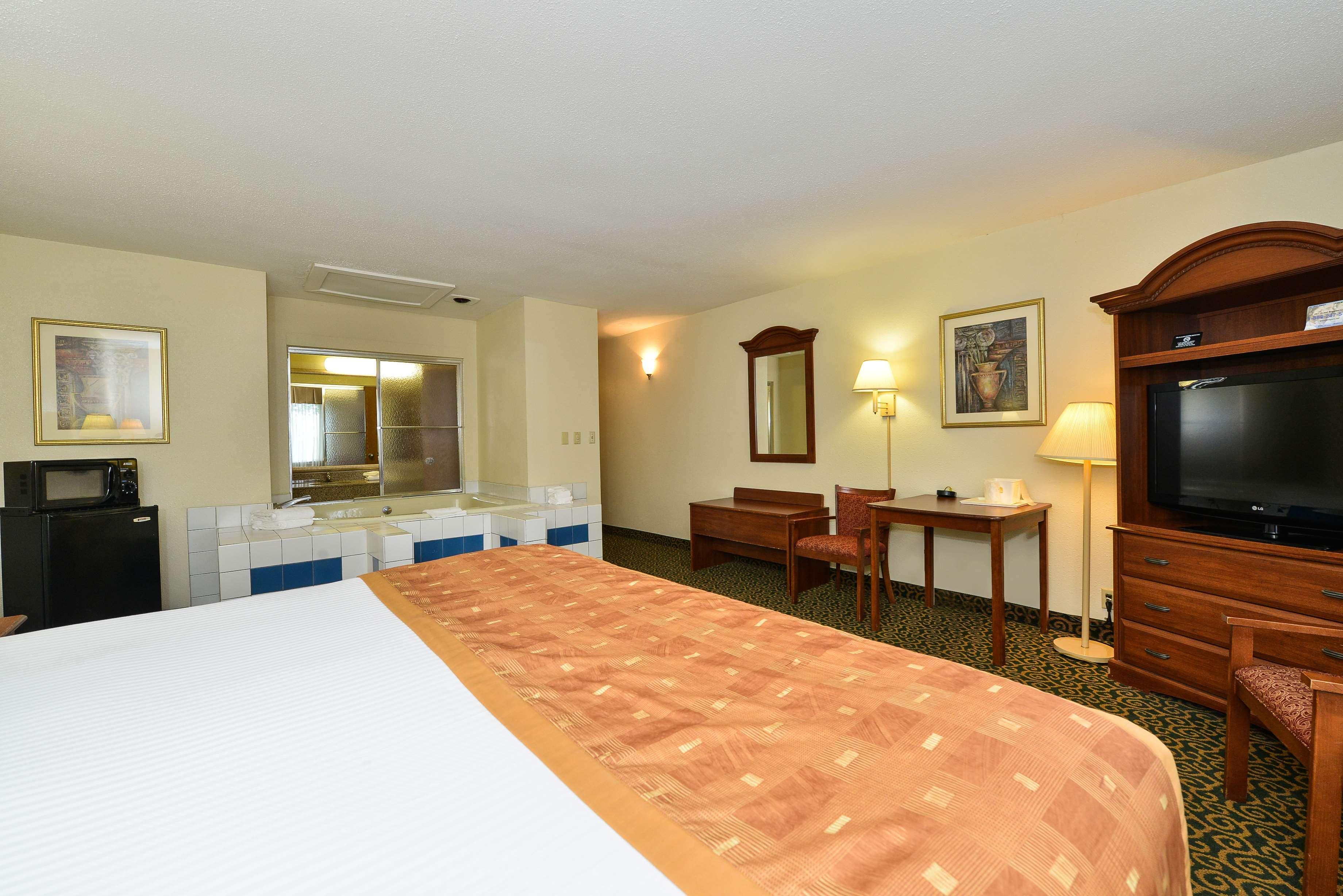 Deluxe Inn Wytheville Exterior photo