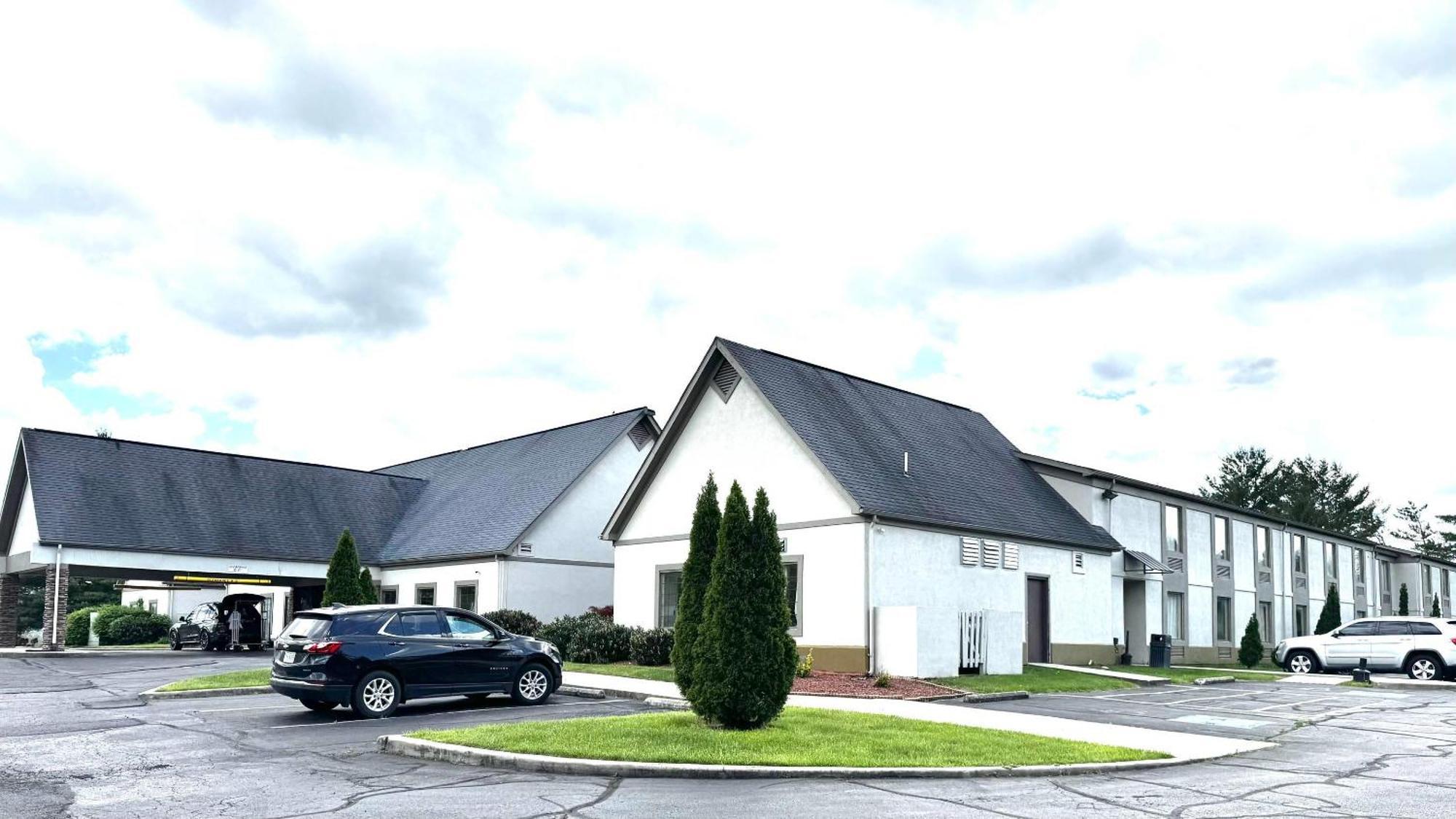 Deluxe Inn Wytheville Exterior photo