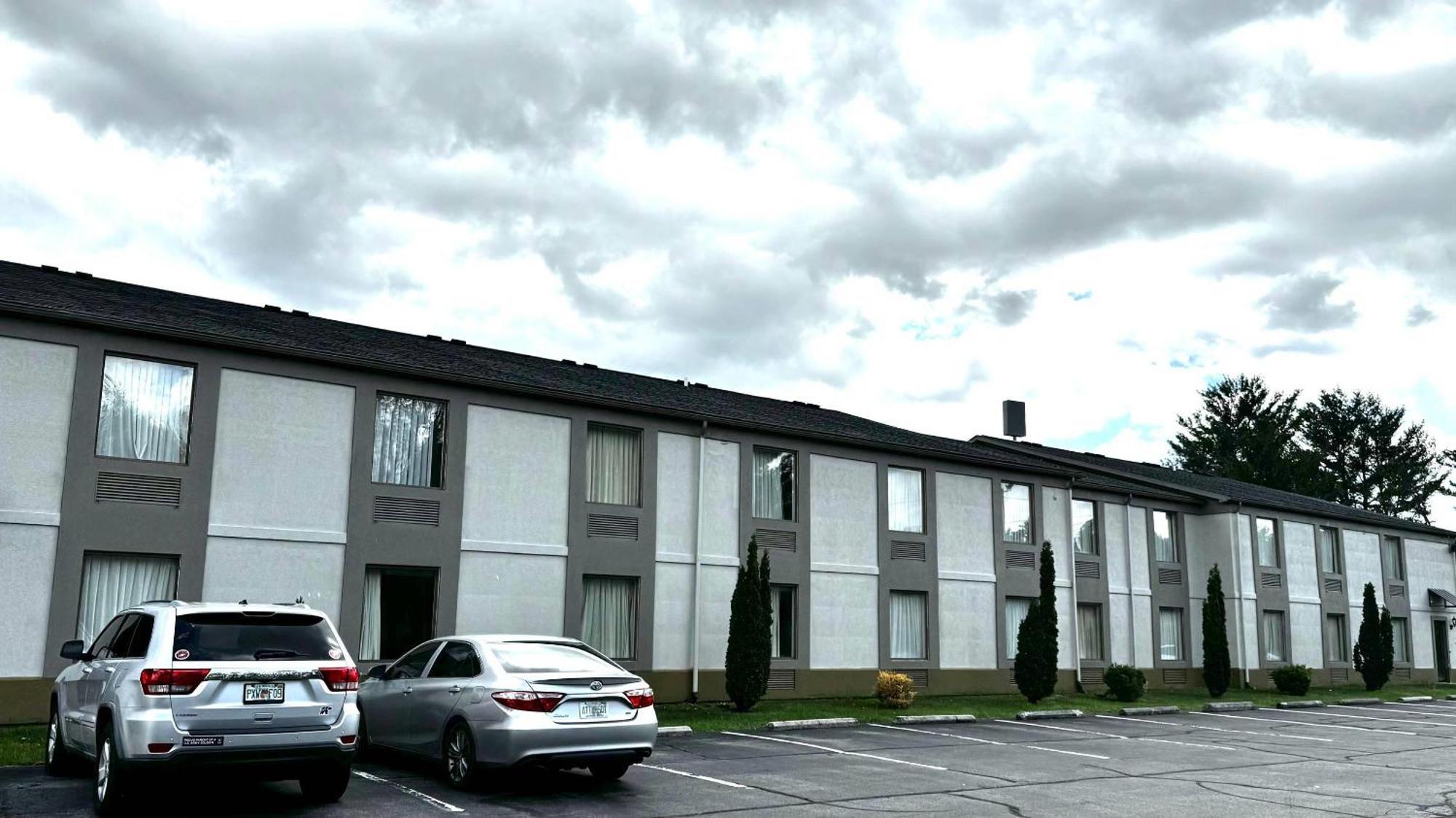 Deluxe Inn Wytheville Exterior photo
