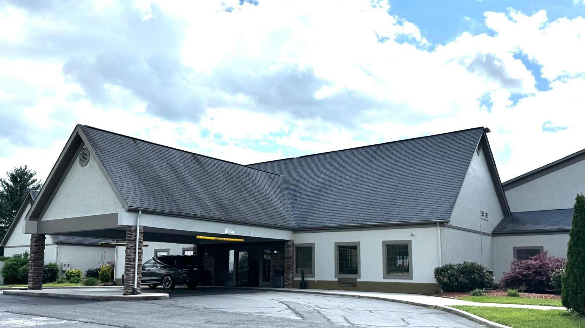 Deluxe Inn Wytheville Exterior photo